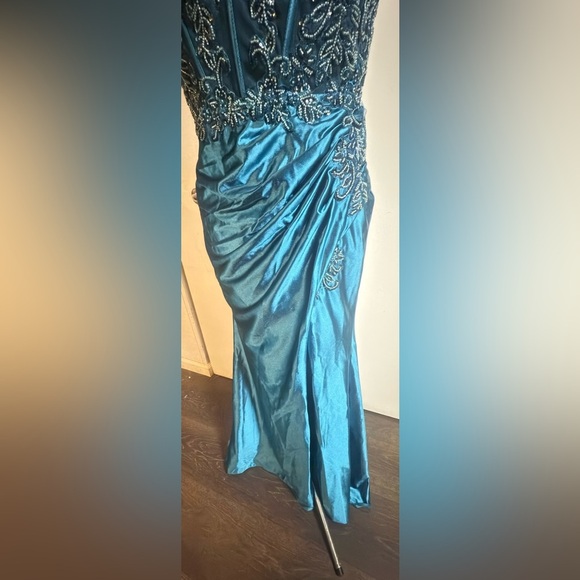 Elegant Blue Embellished Gown Size 10 - Picture 6 of 13